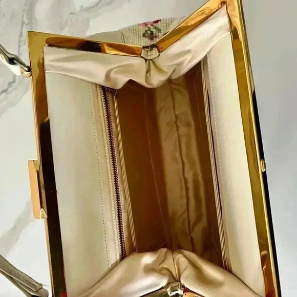 🌟Host Pick 🌟 Vintage 1950s  Floral Needlepoint Handbag - Picture 5 of 8